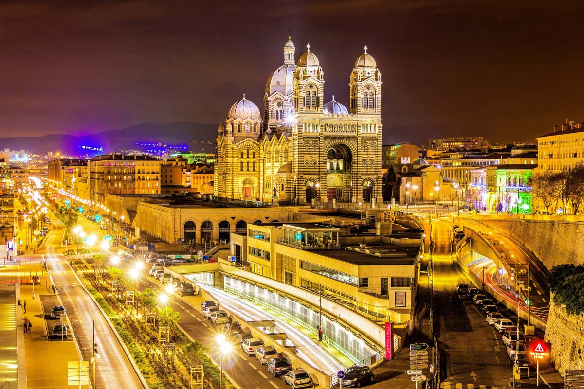 Das heutige Erscheinungsbild der Kathedrale von Marseille geht auf die Zeit Napoleons zurück, Frankreich
