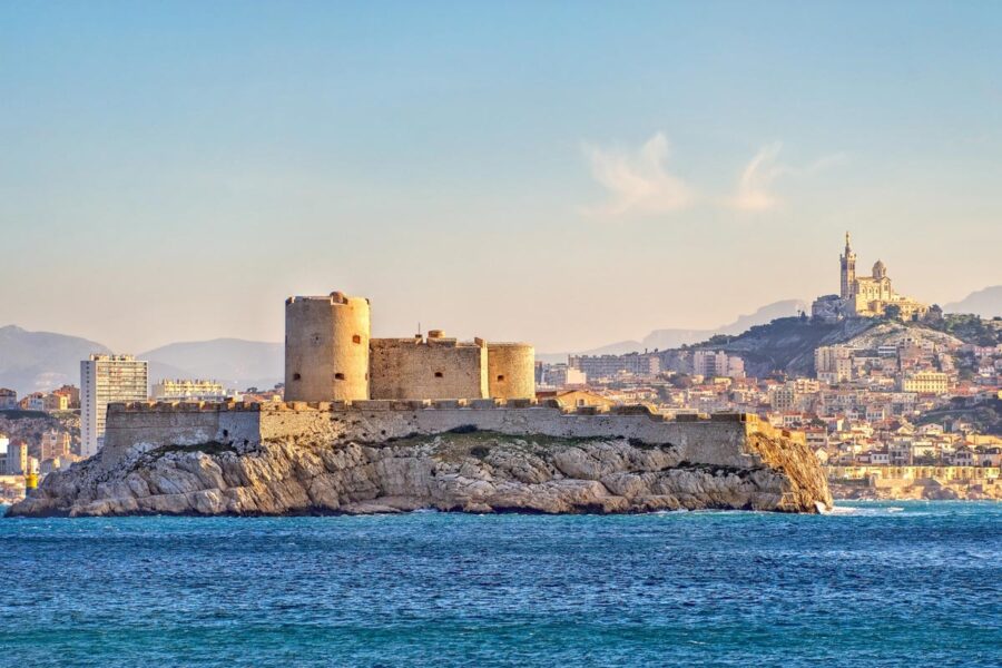 In nur wenigen Minuten ist das Château d’If vom Alten Hafen von Marseille mit dem Boot erreicht, Frankreich - © Boris Stroujko / Shutterstock