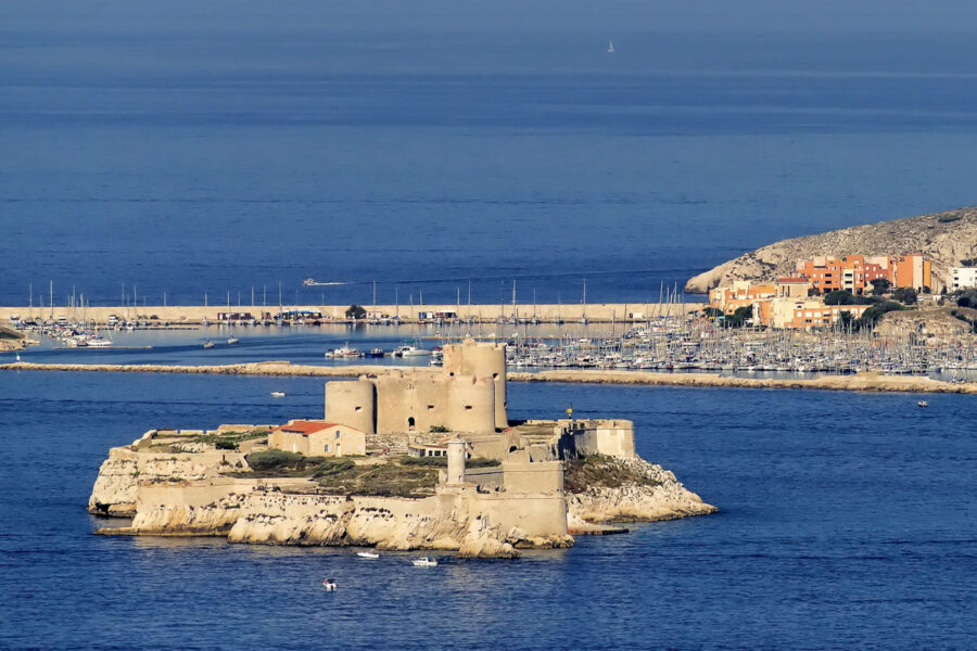 Aufgrund der exponierten Lage im Mittelmeer vor Marseille, Frankreich, schien ein Ausbruch aus dem Château d'If unmöglich - © Zyankarlo / Shutterstock