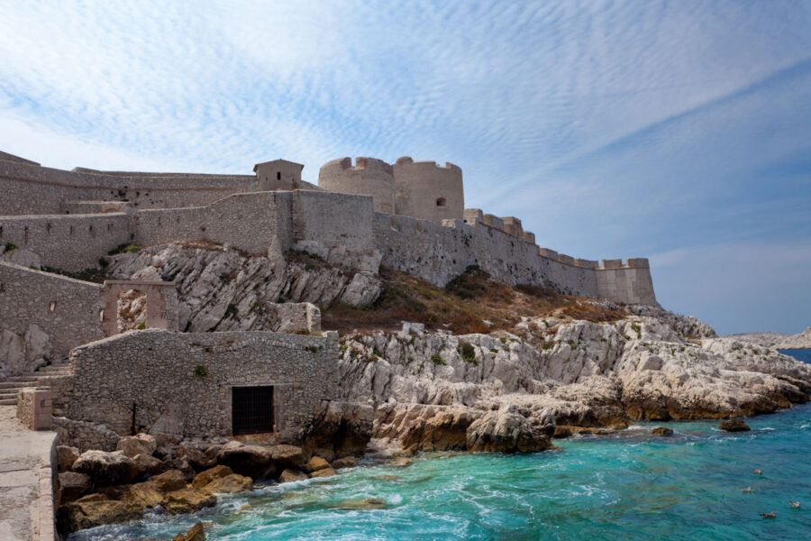 Einige tausend Unglückliche, vor allem Demonstranten, Protestanten und politische Gegner, wurden im Château d’If von Marseille, Frankreich, inhaftiert - © fototehnik / Shutterstock