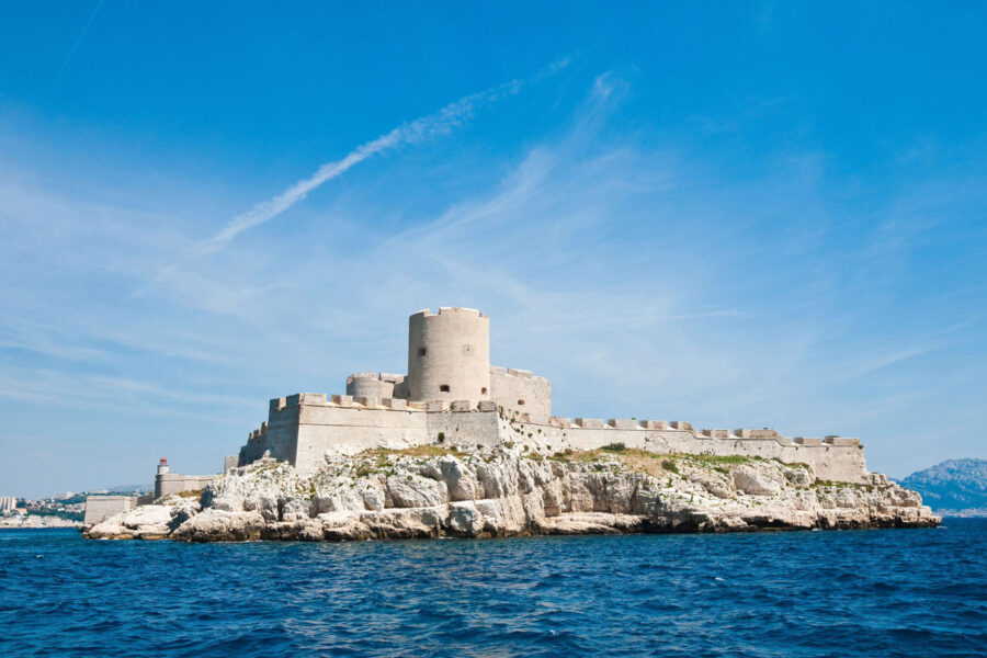 Das ehemalige Gefängnis Château d’If vor der Küste von Marseille, Frankreich, ist durch den Roman „Der Graf von Monte Cristo“ weltweit bekannt - © slava17 / Shutterstock