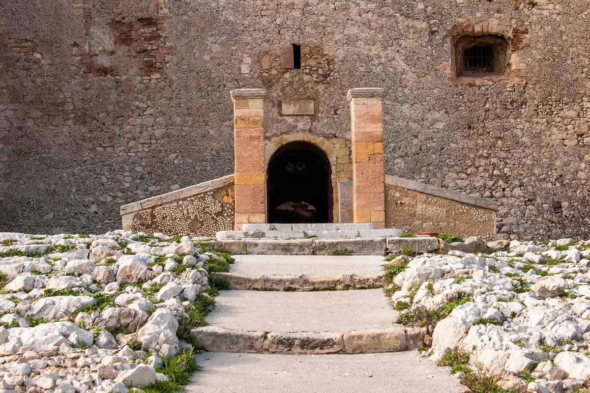 Eingang zum berühmten Château d’If, dem ehemaligen Gefängnis auf einer Frioul-Insel vor Marseille, Frankreich