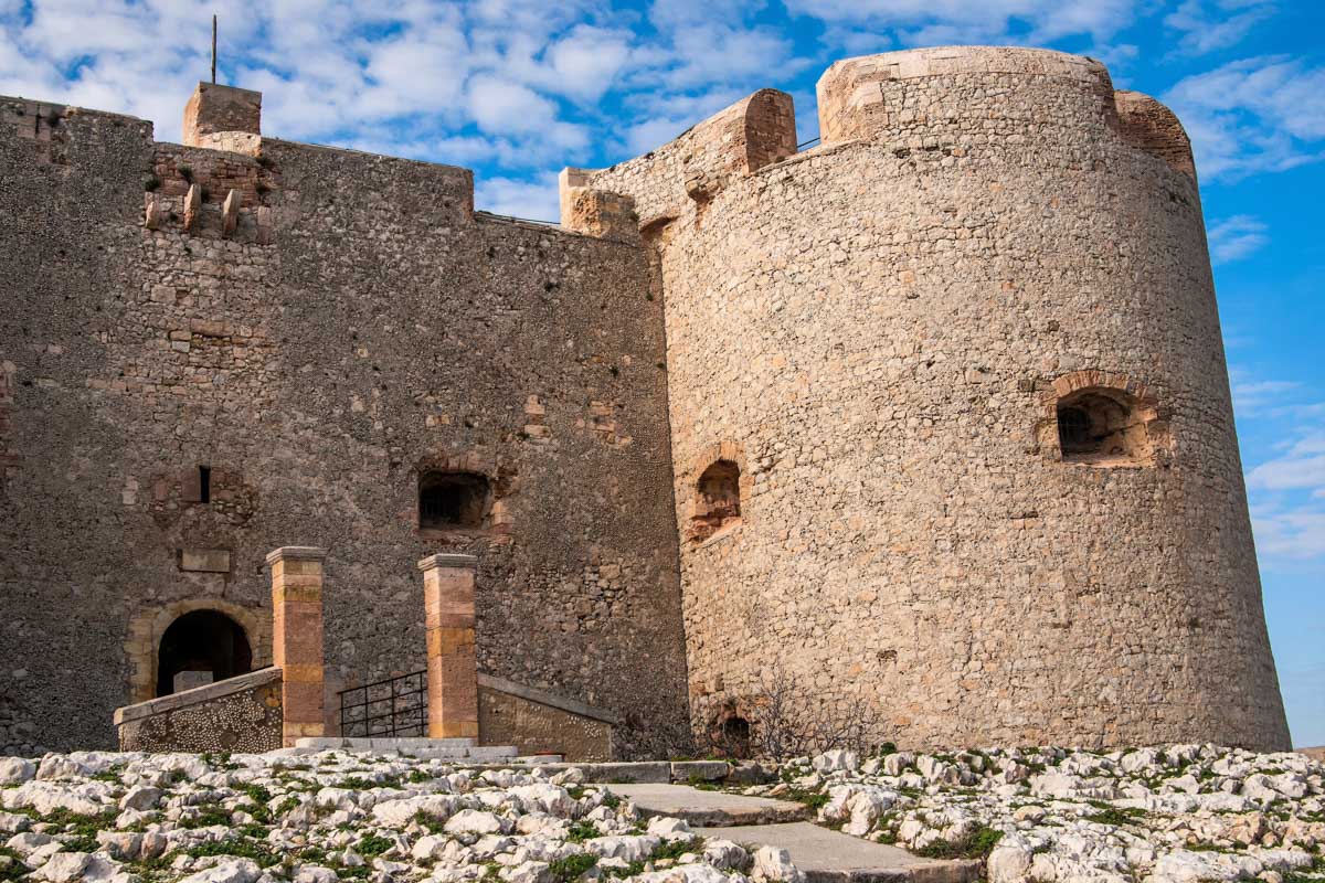 Drei mächtige Rundtürme umgeben die quadratische Festung auf der Insel If vor der Küste von Marseille, Frankreich