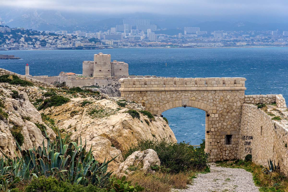 Blick auf die Rundtürme von Château d’If und die Küste von Marseille, Frankreich