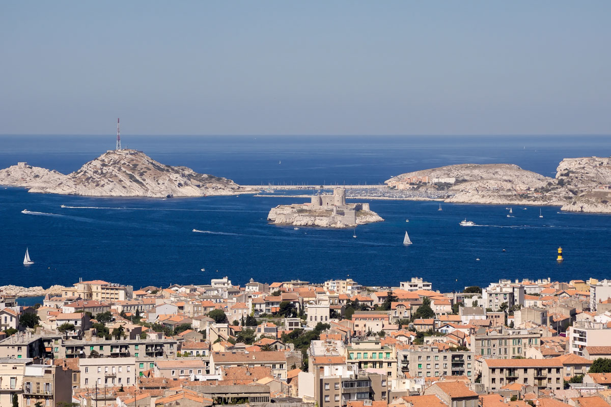 Den besten Blick auf die Frioul-Inseln bieten der Alte Hafen oder auch die Basilika Notre Dame de la Garde von ihrem Hügel über Marseille, Frankreich