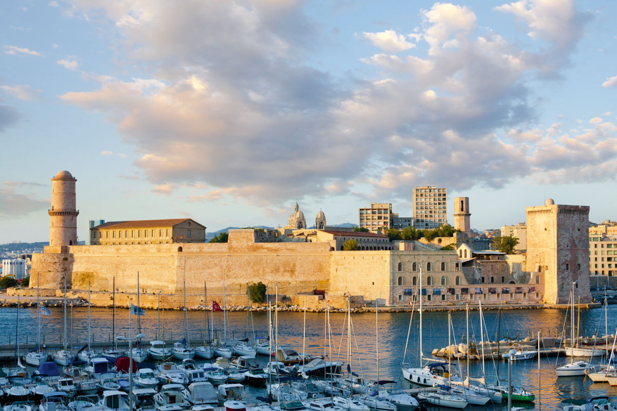 Die Festung Saint-Jean thront am Eingang zum Hafen von Marseille und fungiert heute als Museum und unverkennbares Postkartenmotiv, Frankreich