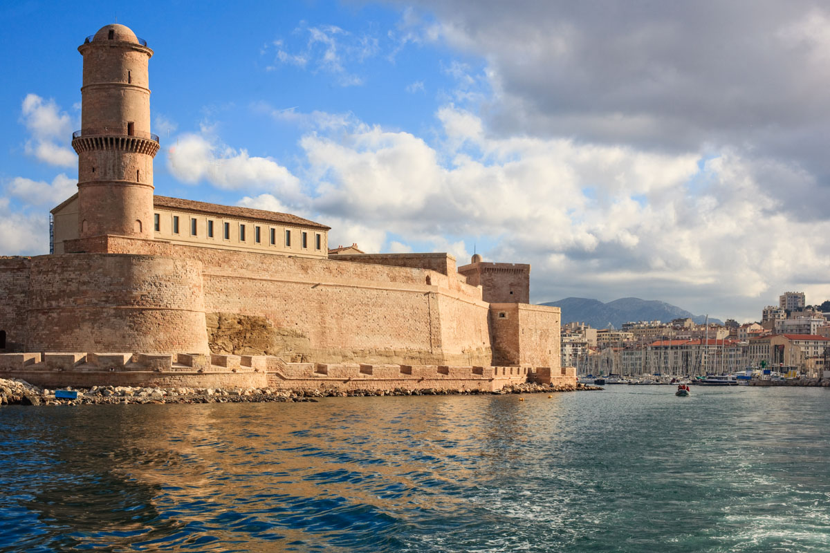 Das trutzige Fort Saint-Jean im Alten Hafen von Marseille wurde im Jahr 1660 auf Anweisung von König Ludwig XIV. errichtet, Frankreich
