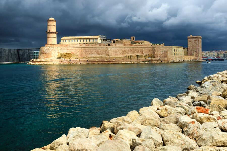 Das trutzige Fort Saint-Jean aus der Zeit des Sonnenkönigs begrüßt seit Jahrhunderten jedes Schiff, welches in den malerischen Alten Hafen von Marseille einläuft, Frankreich - © Alvov / Shutterstock
