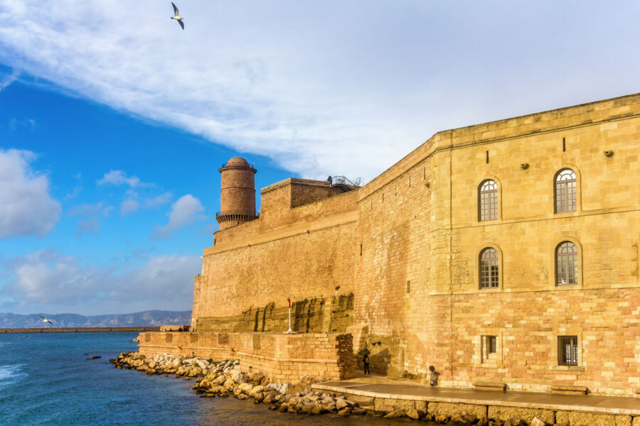 Im Zweiten Weltkrieg wurde das Fort Saint-Jean in Marseille, Frankreich, von deutschen Truppen als Munitionslager verwendet und erlitt nach einer Explosion schwere Schäden - © Leonid Andronov / Shutterstock