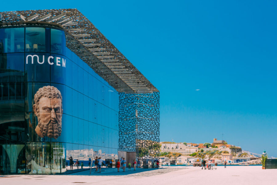 MuCEM bezeichnet das einzige Museum für europäische und mediterrane Zivilisationen am Alten Hafen von Marseille, Frankreich - © Grisha Bruev / Shutterstock