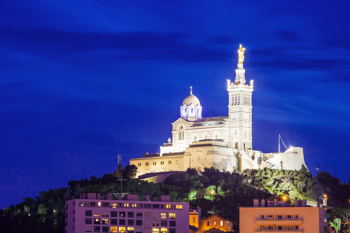 Vor allem bei Nacht ist die hell erleuchtete Basilika Notre Dame de la Garde von jedem Punkt in Marseille sichtbar, Frankreich