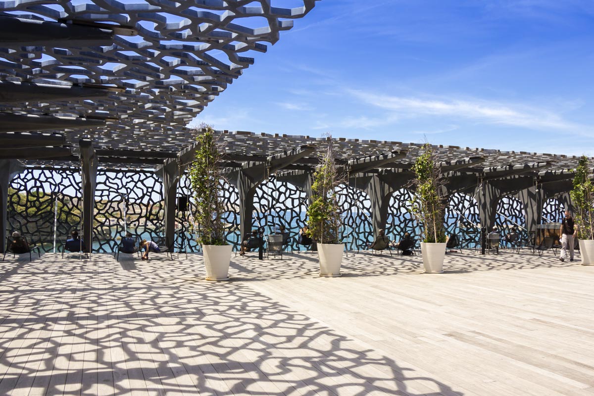 Von der einzigartig gestalteten Terrasse des MuCEM tut sich ein herrliche Rundblick über den Hafen von Marseille auf, Frankreich