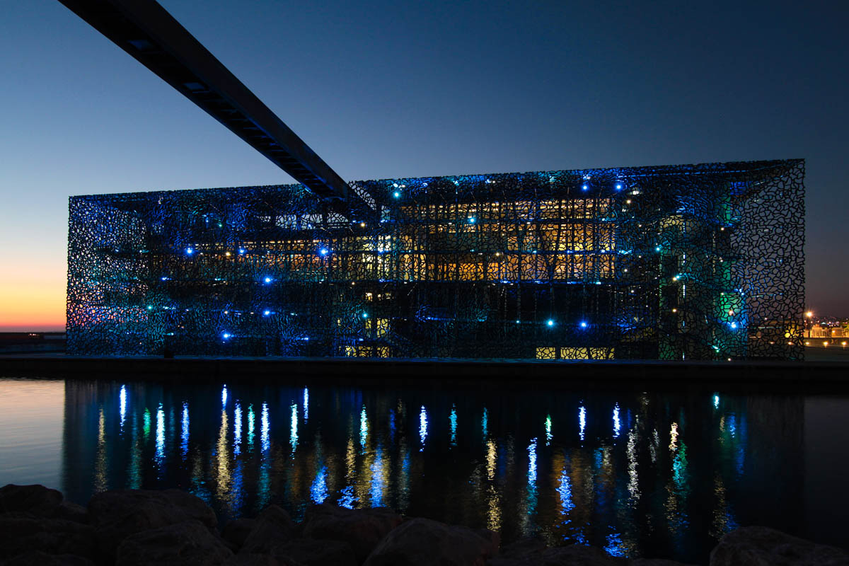 In der Nacht erstrahlt das MuCEM am Hafen von Marseille in zahlreichen Blauschattierungen, die für die vielfältigen Kulturen stehen, Frankreich