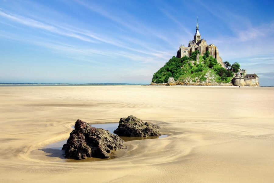 Der Unterschied zwischen Ebbe und Flut ist an der Küste des Mont St. Michel in Frankreich der höchste Europas - © Igor Plotnikov / Shutterstock