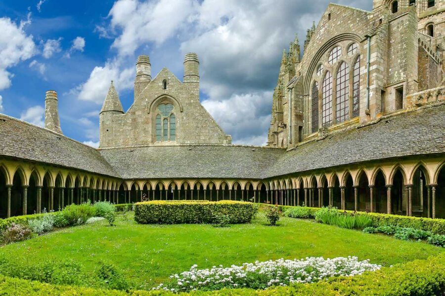 Die monumentale Abtei am Mont St. Michel war schon vor 1000 Jahren das kulturelle und wirtschaftliche Zentrum der Normandie, Frankreich - © VLADJ55 / Shutterstock