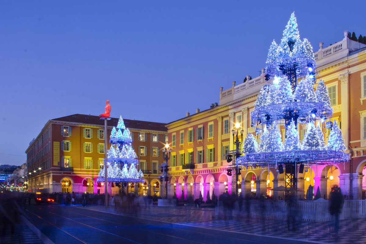Zur Weihnachtszeit erstrahlt der Place Masséna in der Altstadt von Nizza, Frankreich, in festlichem Glanz