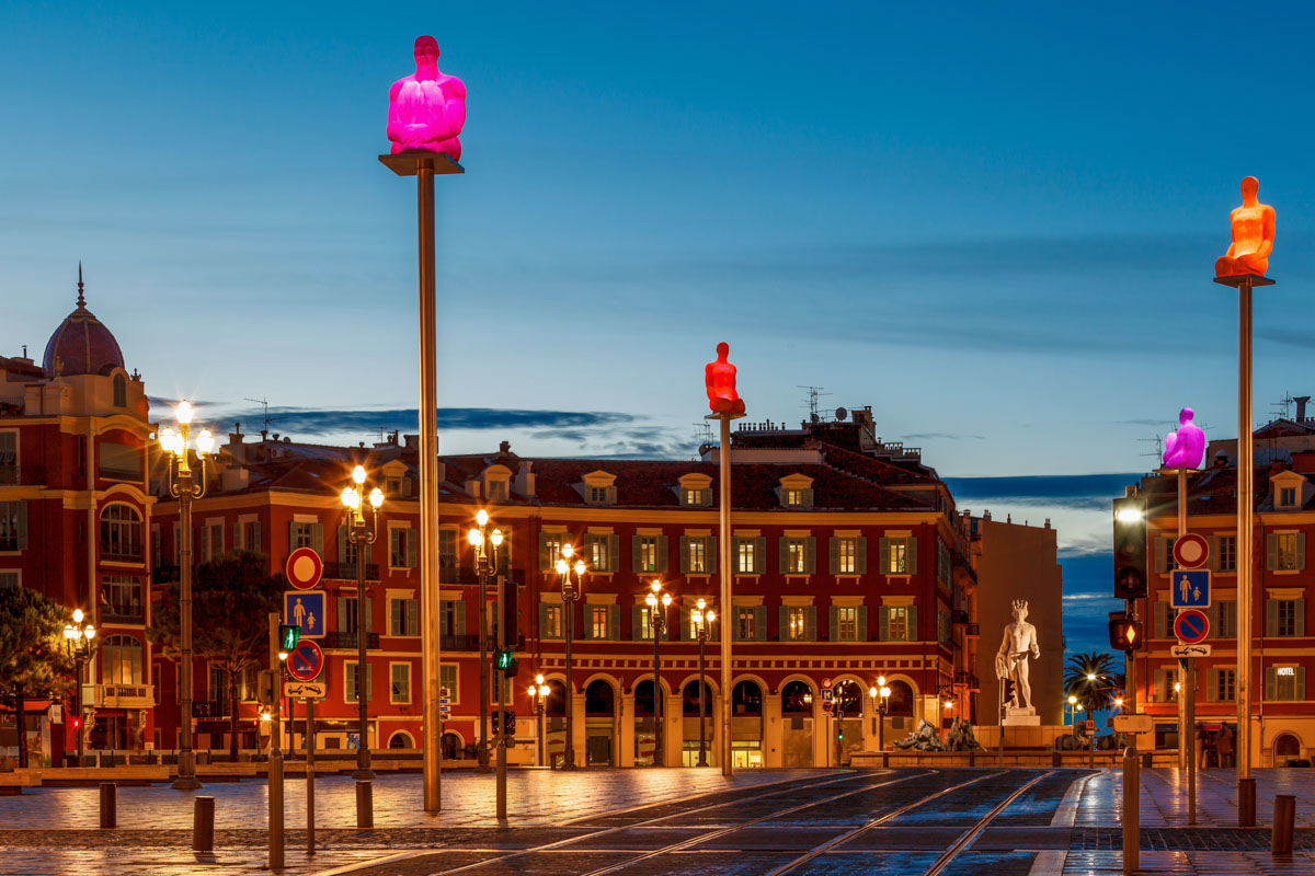 Die Licht-Installationen am Place Masséna in der Altstadt von Nizza, Frankreich, symbolisieren die sieben Kontinente