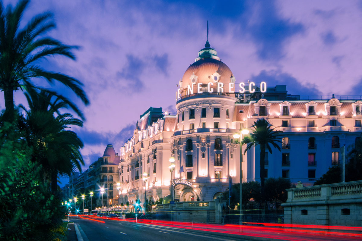 Das Hotel Negresco zählt zu den Sehenswürdigkeiten der Promenade des Anglais in Nizza, Frankreich