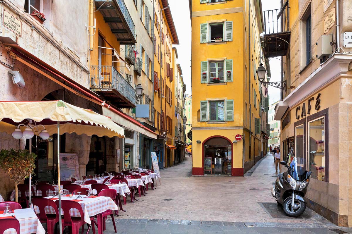 Da die Häuser zum größten Teil fünfstöckig sind, ist in den Gassen von Nizzas Altstadt immer ausreichend Schatten vorhanden, Frankreich