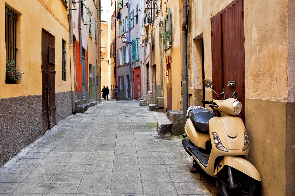 Im Gewirr der engen Gassen in der Altstadt von Nizza besteht die Gefahr, zwischen den hohen Fassaden die Orientierung zu verlieren, Frankreich