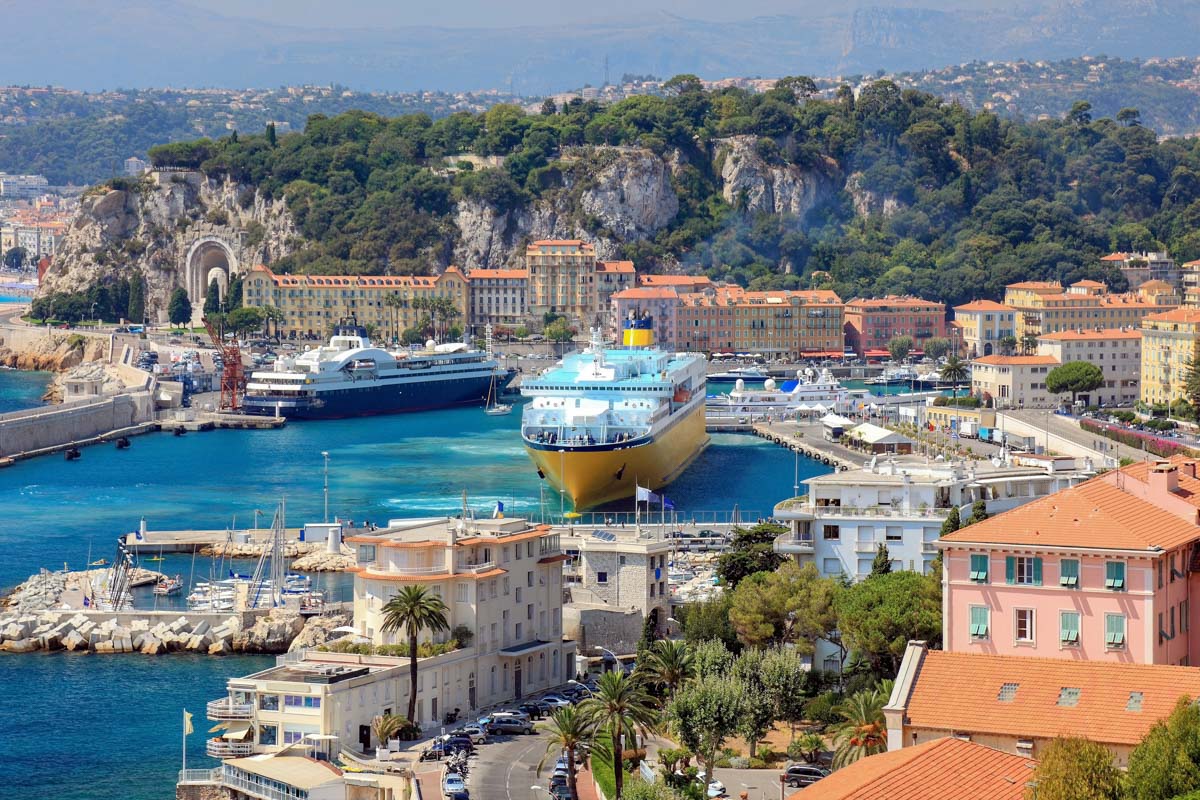 Am kleinen Hafen von Nizza neben dem Colline du Château laufen immer wieder riesige Kreuzfahrtschiffe ein, Frankreich