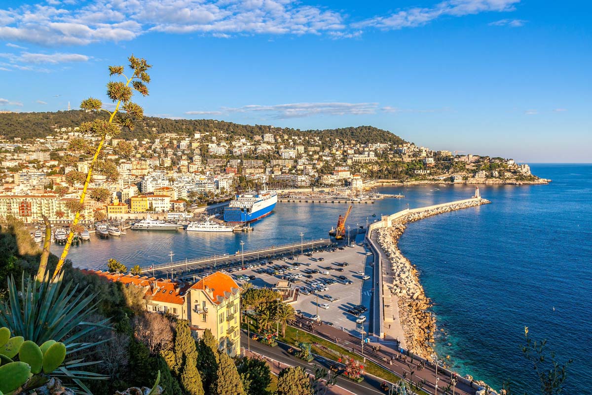 Der Colline du Château östlich der Altstadt von Nizza sorgt mit einem überwältigenden Ausblick für unvergessliche Erinnerungen an den Nizza-Urlaub, Frankreich