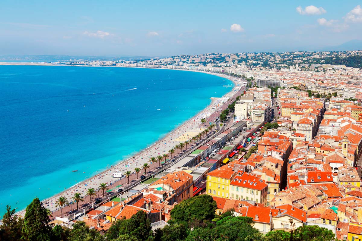 Unter dem Aussichtspunkt am Colline du Château erstrecken sich die Dächer der bildhübschen Altstadt von Nizza bis an die Küste des Mittelmeers, Frankreich