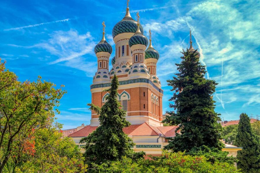 Die russisch-orthodoxe Kathedrale Saint Nicolas ist eines der meistbesuchten und meistfotografierten Bauwerke von Nizza, Frankreich - © Yury24 / Shutterstock