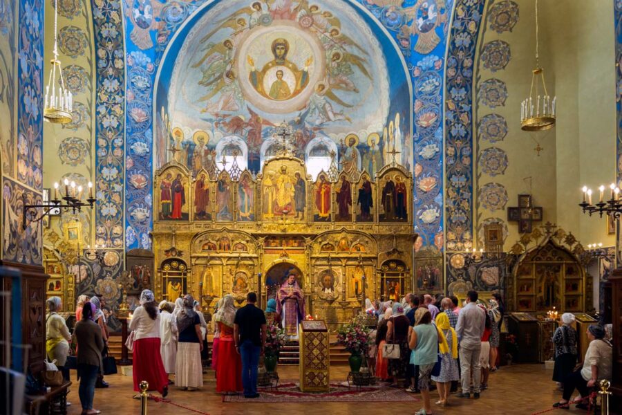 Der Innenraum der Kathedrale Saint-Nicolas hat die klassische Kirchenform eines griechischen Kreuzes und ist prunkvoll geschmückt, Nizza, Frankreich - © BTWImages / Shutterstock