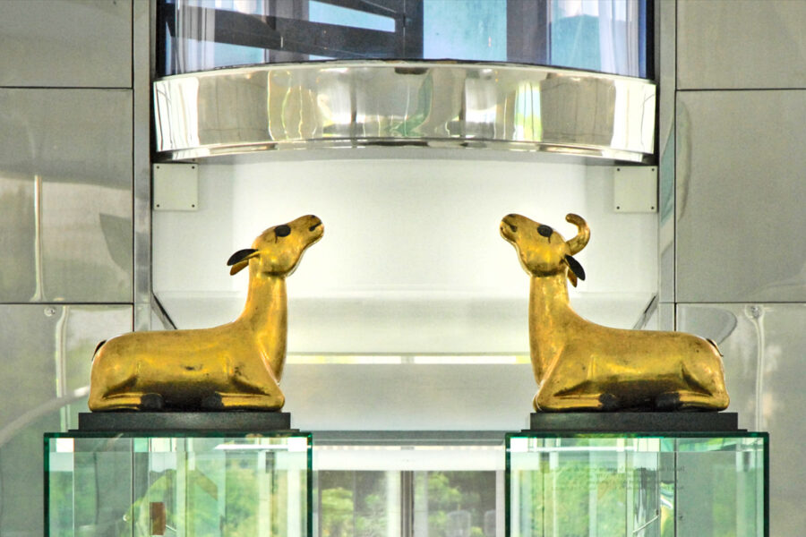 Am Musée des Arts Asiatiques in Nizza symbolisieren Reh und Hirsch die erste Predigt Buddhas, Frankreich - © Jean-Pierre Dalbéra CC BY2.0/Wi