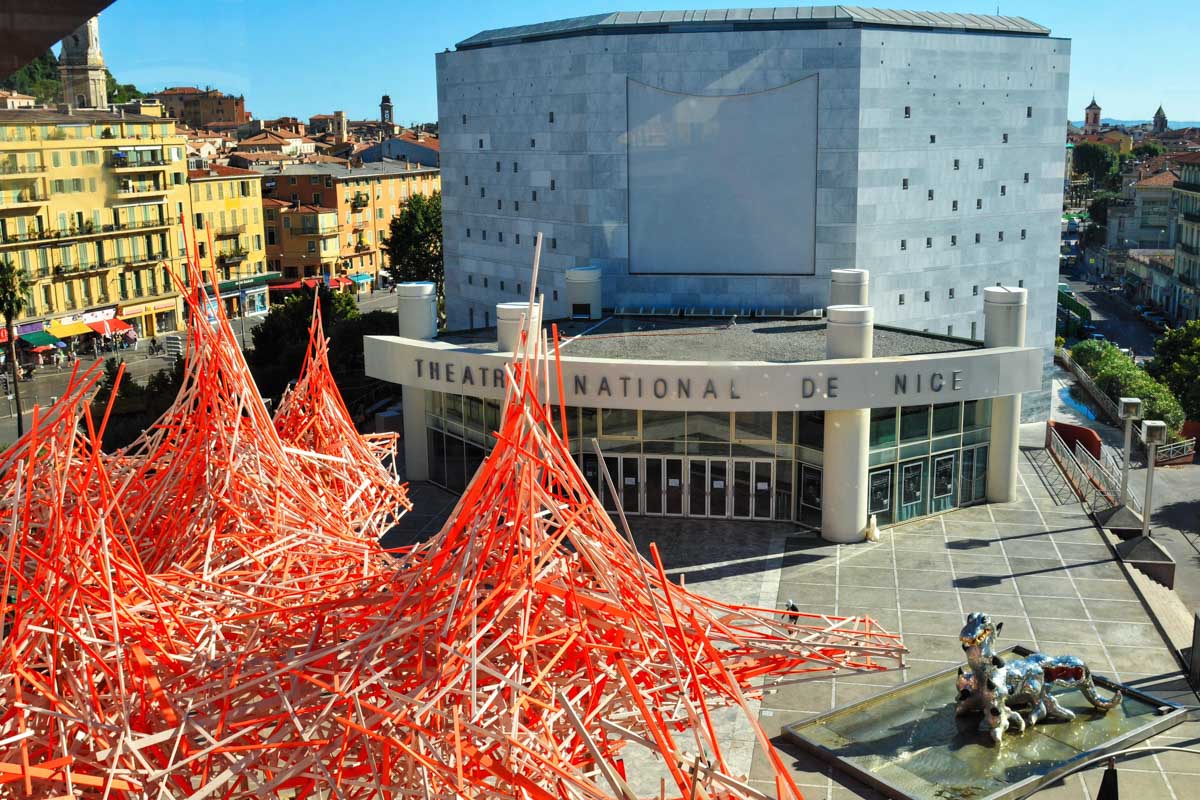 An der Promenade des Arts thront das Nationaltheater von Nizza, welches im Dezember 1989 eröffnet wurde, Frankreich