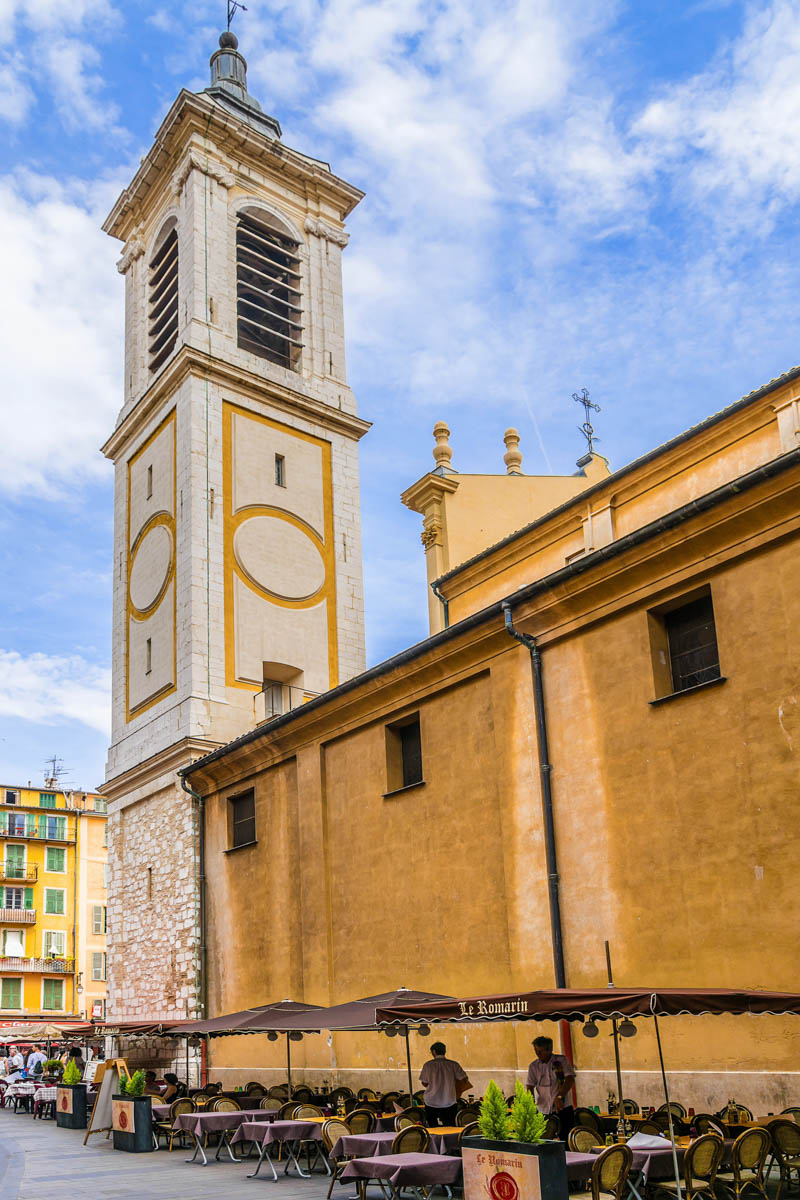 Die zahlreichen Cafés am Place Rosetti in der Altstadt von Nizza platzieren ihre Tische teils direkt neben der barocken Cathédral Sainte-Reparaté, Frankreich