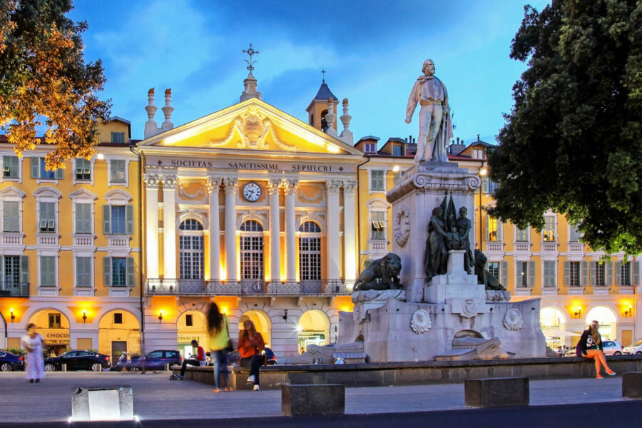 Eine Statue von Guiseppe Garibaldi thront am Place Garibaldi in Nizza vor der imposanten Fassade der Saint-Sépulcre-Kapelle, Frankreich - © muharremz / Shutterstock