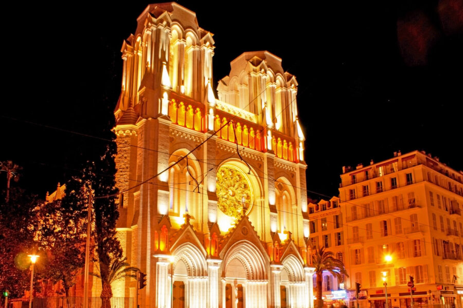 Die imposante Basilika Notre Dame in Nizza, Frankreich, beeindruckt mit zwei gut 30m hohen Türmen und einer kunstvollen Fensterrosette - © eFesenko / Shutterstock