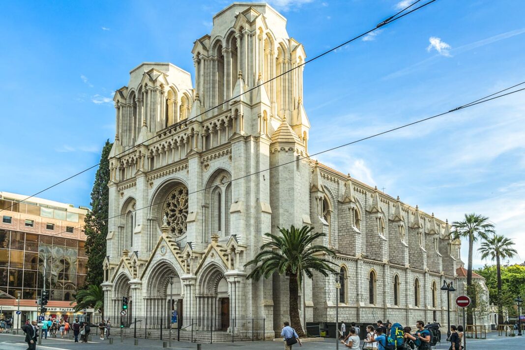Die Notre Dame im Zentrum von Nizza, Frankreich, wirkt wie eine jahrhundertealte Basilika, stammt tatsächlich jedoch aus dem 19. Jahrhundert   - © Kiev.Victor / Shutterstock