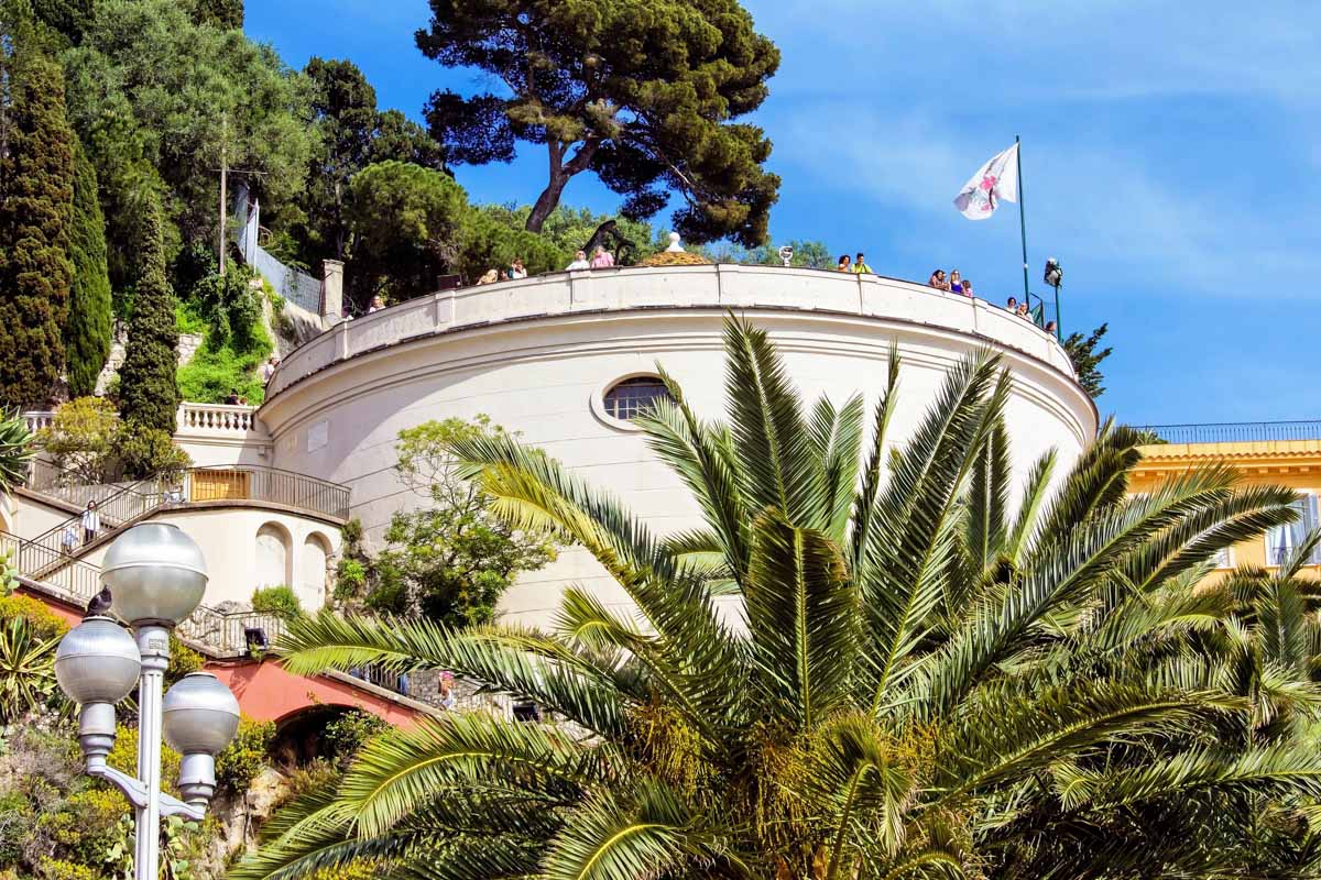 Neben dem unvergleichlichen Rundblick über Nizza bietet der Colline du Château auch eine malerische Parkanlage, in der exotische Pflanzen gedeihen, Frankreich