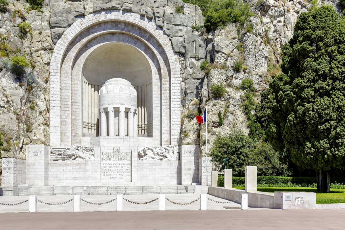 Ein Kriegerdenkmal am Fuß des Colline du Château in Nizza erinnert an Frankreichs Opfer des Ersten und Zweiten Weltkriegs