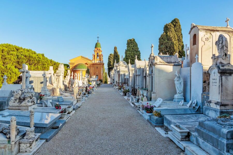 Um eine kleine Kirche wurde auf dem Colline du Château in Nizza der Friedhof „Cimetière du Château“ angelegt, Frankreich - © Laborant / Shutterstock