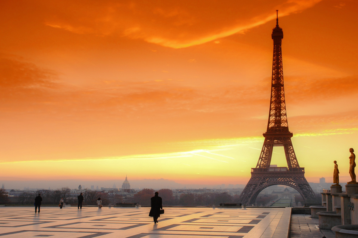 Sonnenuntergang am berühmten Trocadero Square in Paris mit Blick zum Eiffelturm , Paris, Frankreich