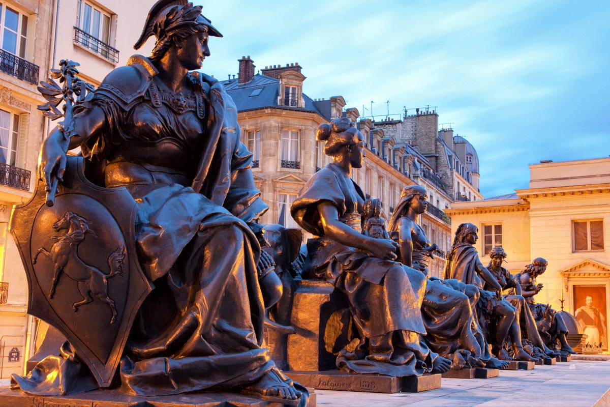 Zu den Skulpturen, die vor dem Musée d’Orsay in Paris, Frankreich, die Besucher begrüßen, zählen auch die Statuen der sechs Kontinente