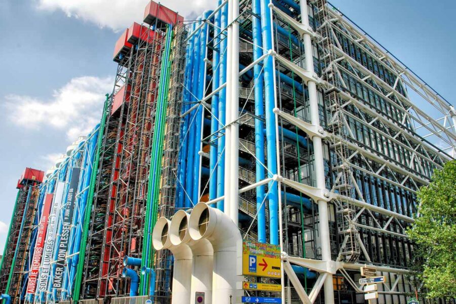 Die außergewöhnliche Fassade des Centre Pompidou in Paris, Frankreich, wird von vielfarbigen Rohren und einer gewaltigen, röhrenförmigen Treppe dominiert - © Jorge Felix Costa / Shutterstock