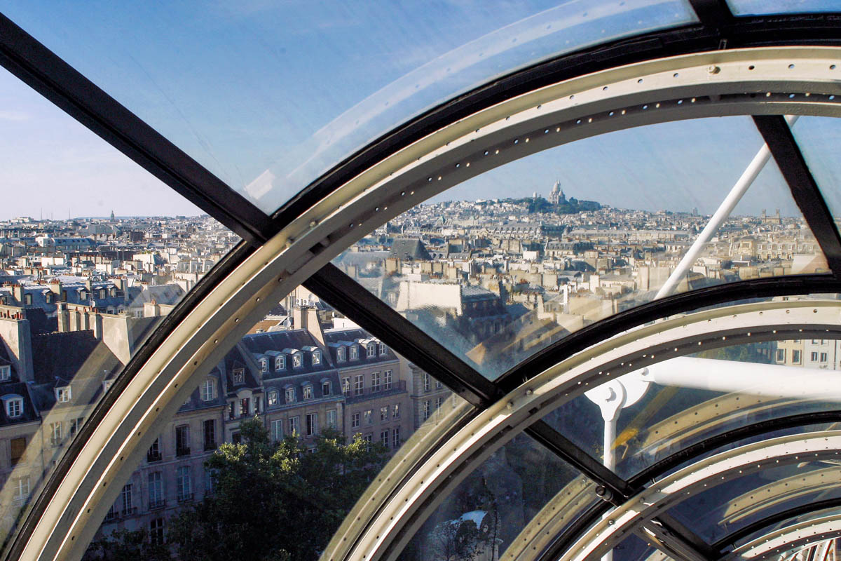 Von den oberen Etagen des Centre Pompidou und der röhrenförmigen Rolltreppe bietet sich eine herrliche Aussicht auf das umliegende Paris, Frankreich