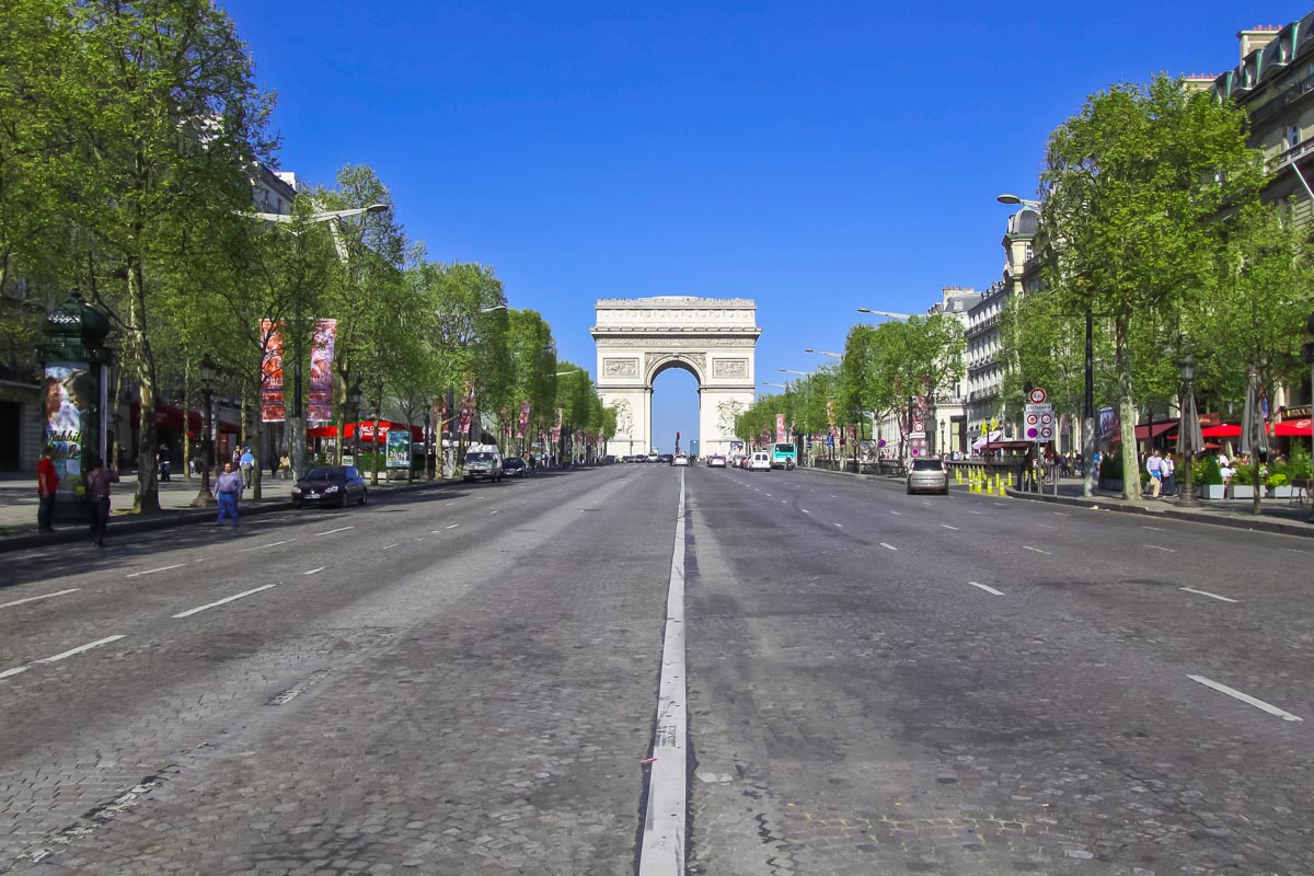 Am Ende der Champs Elysées, der wohl berühmtesten Prachtstraße von Paris steht der Arc de Triomphe von dessen Dachterasse man einen wundervollen Blick über Paris hat, Frankreich