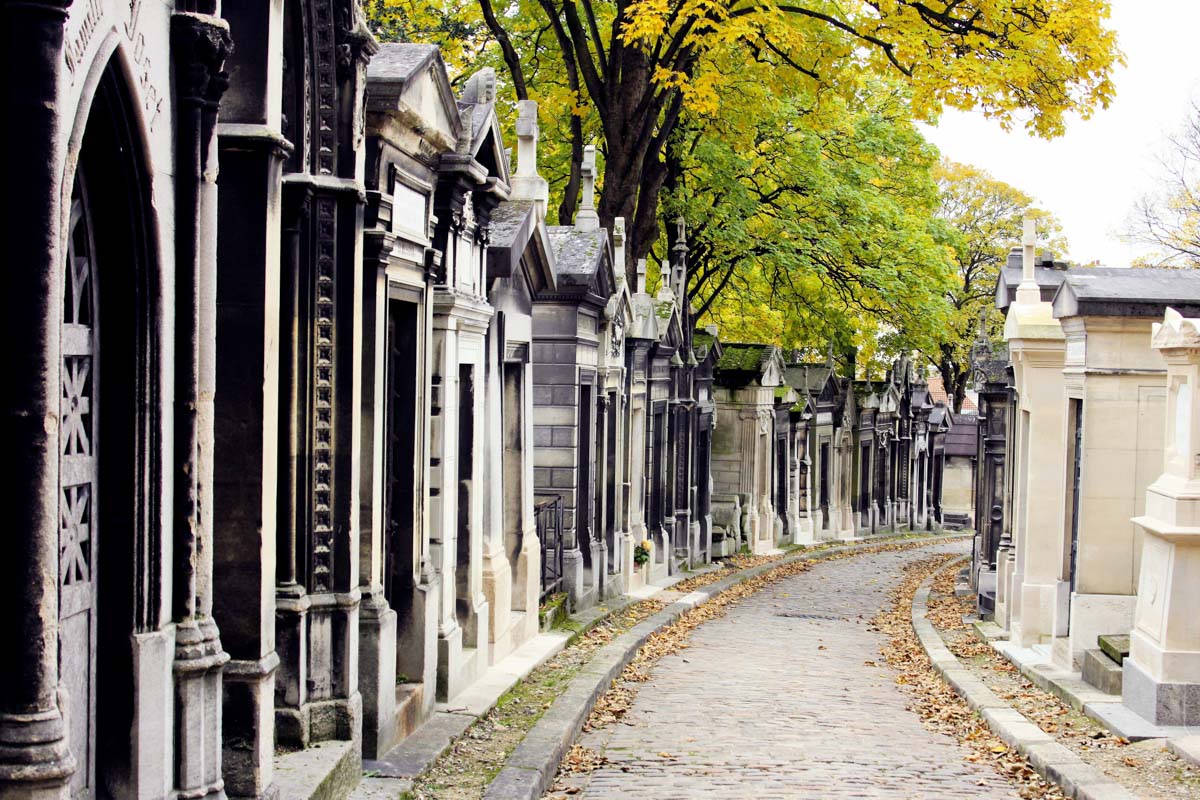 Der Cimetière du Père Lachaise zählt aufgrund seiner zahlreichen Grabstätten prominenter Persönlichkeiten zu den meistbesuchten Sehenswürdigkeiten von Paris, Frankreich