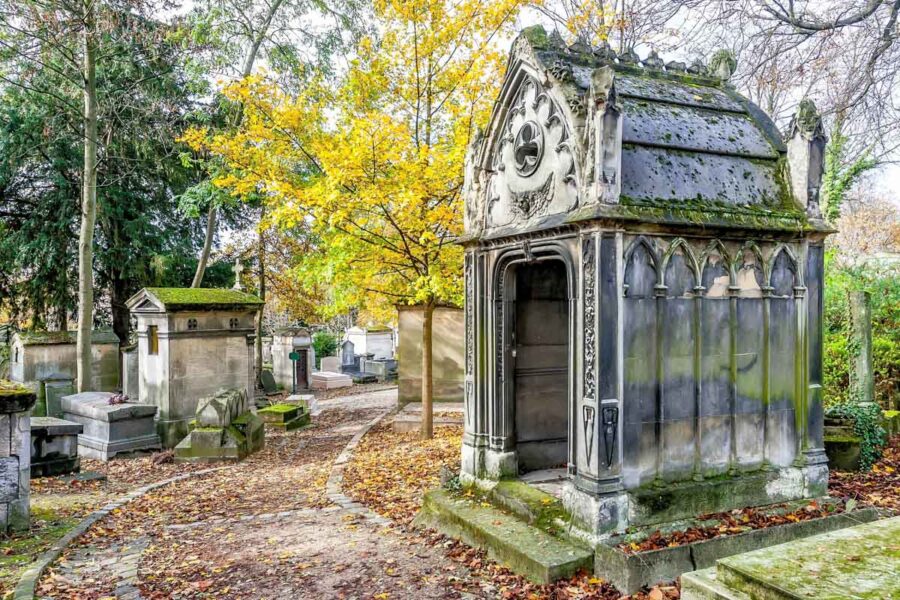 Unter Gewölben aus Baumkronen tut sich dem Besucher am Friedhof Père-Lachaise in Paris ein wahrhaftes Labyrinth aus Gängen, Gassen und Wegen auf, Frankreich - © Maxal Tamor / Shutterstock