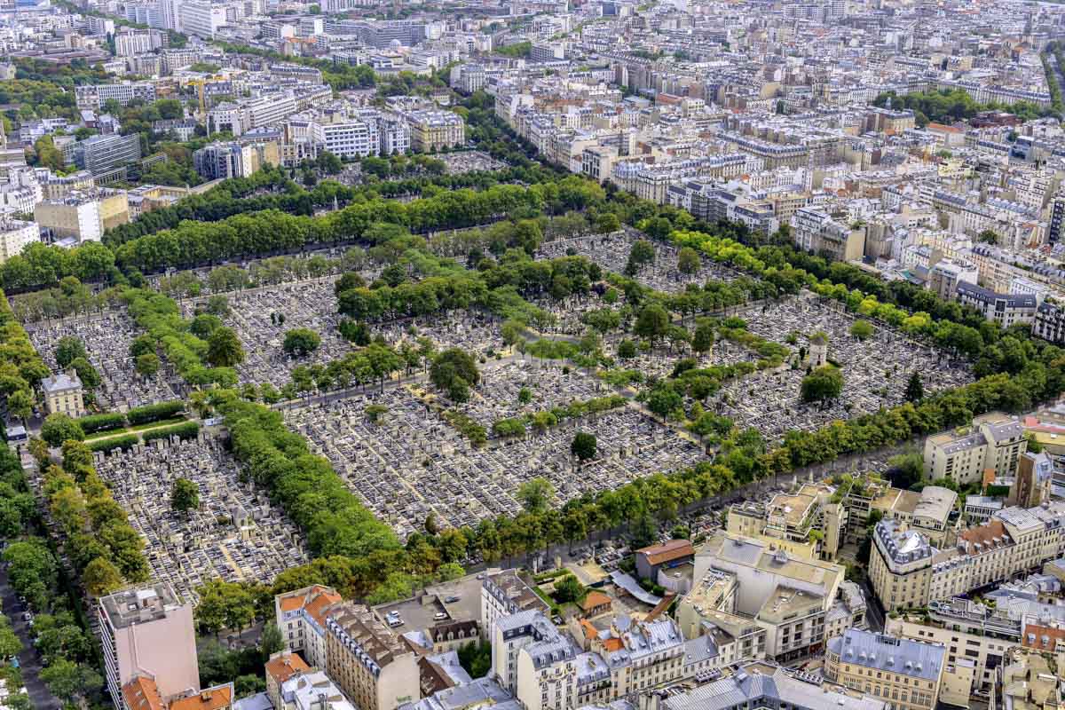 Mit einer Fläche von 43 Hektar ist der Friedhof Cimetière du Père-Lachaise der größte Friedhof von Paris, Frankreich