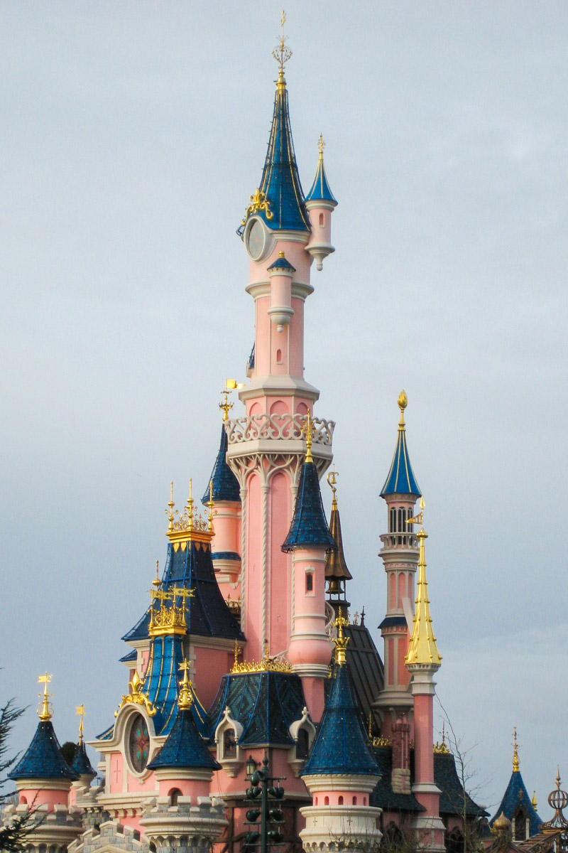 Einer der Eingänge zum Fantasyland wird durch das berühmte Disney-Schloss gebildet, welches am Anfang jedes Disney-Films zu sehen ist, Disneyland Paris, Frankreich