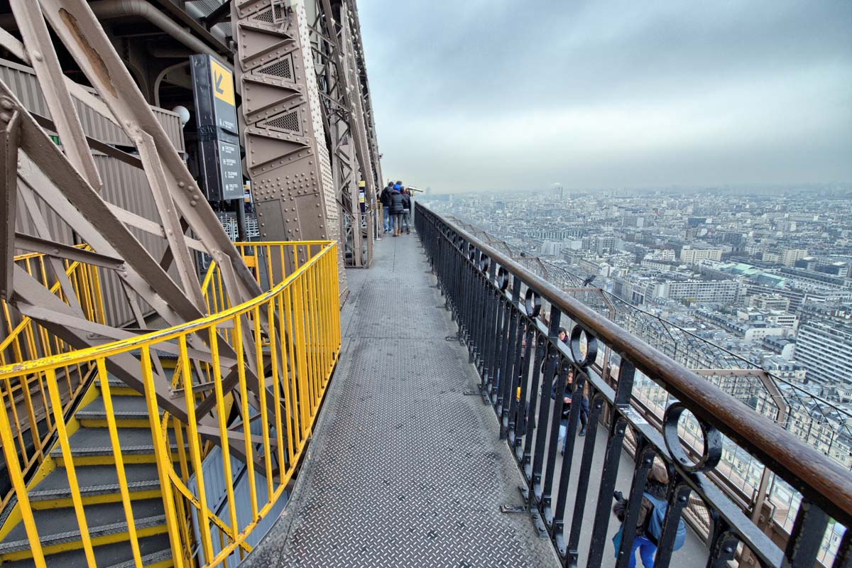 Von der Terrasse des Eiffelturms hat man einen wunderschönen Blick auf Paris, Frankreich
