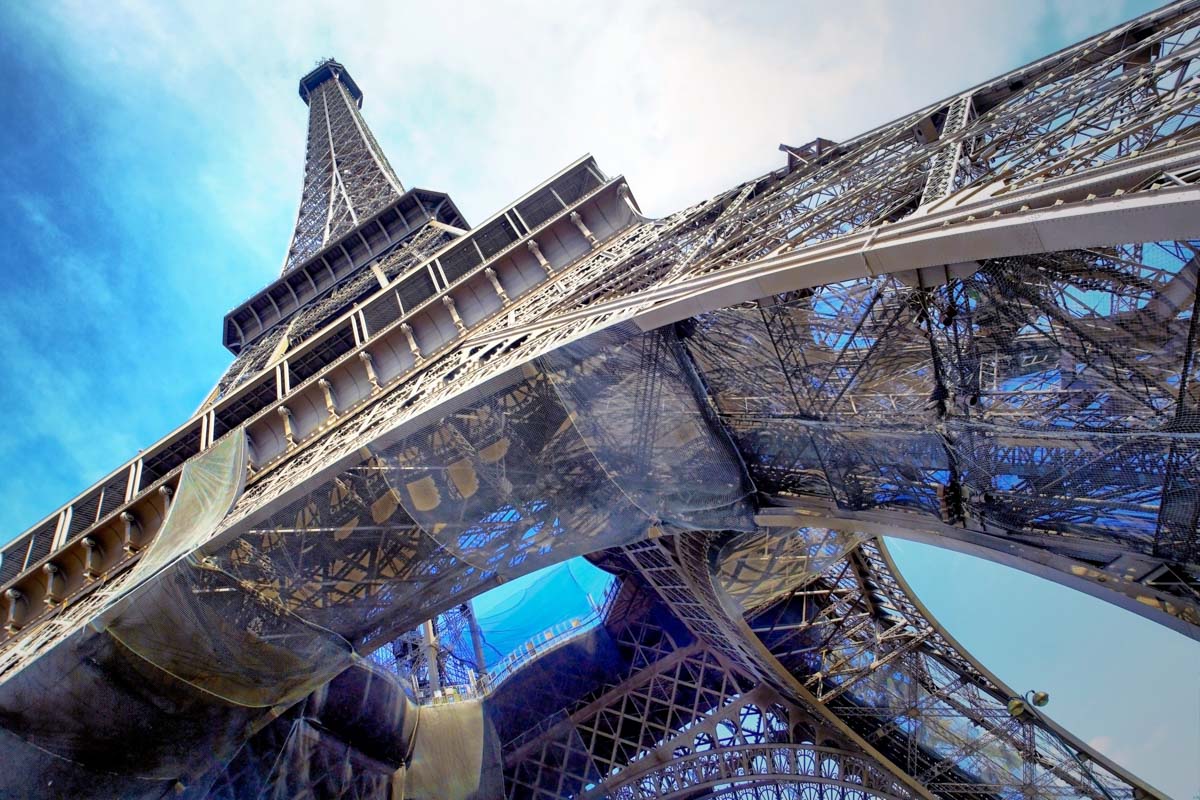 Gut 300 Meter ragt der Eiffelturm als stählernes Wahrzeichen der französischen Hauptstadt Paris über den Dächern der Stadt auf, Frankreich
