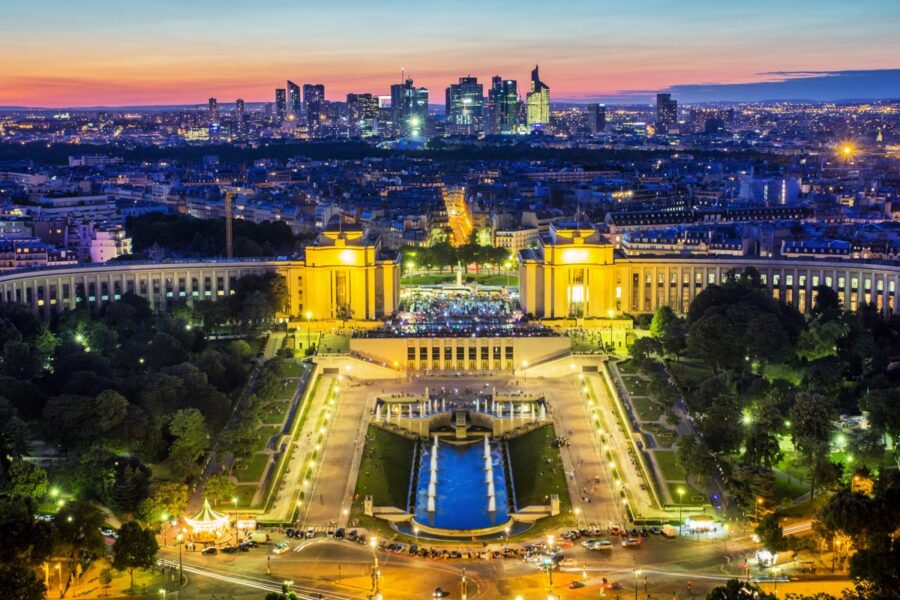 Fantastischer nächtlicher Blick vom Eiffelturm über Paris, Frankreich - © Kanuman / Shutterstock